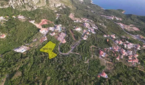 Pogled iz vazduha na zemljište površine 4800 m2 sa označenom granicom parcele. - image 2