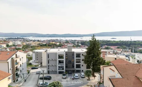 Pogled iz vazduha na spoljašnjost stambene zgrade i okolinu. - image 21
