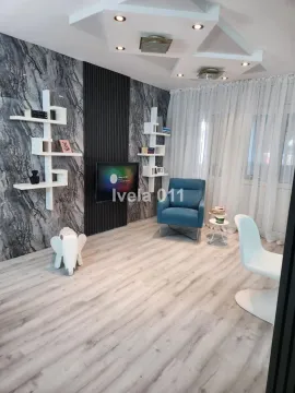 Dnevna soba sa modernim zidom, televizorom i foteljom. - image 2