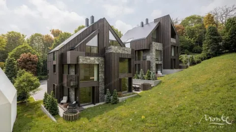 Pogled na eksterijer modernih drvenih kuća sa kamenim detaljima u prirodi. - image 7