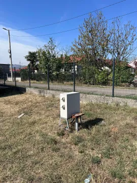 Dvorište sa priključkom za struju i ogradom. - image 7