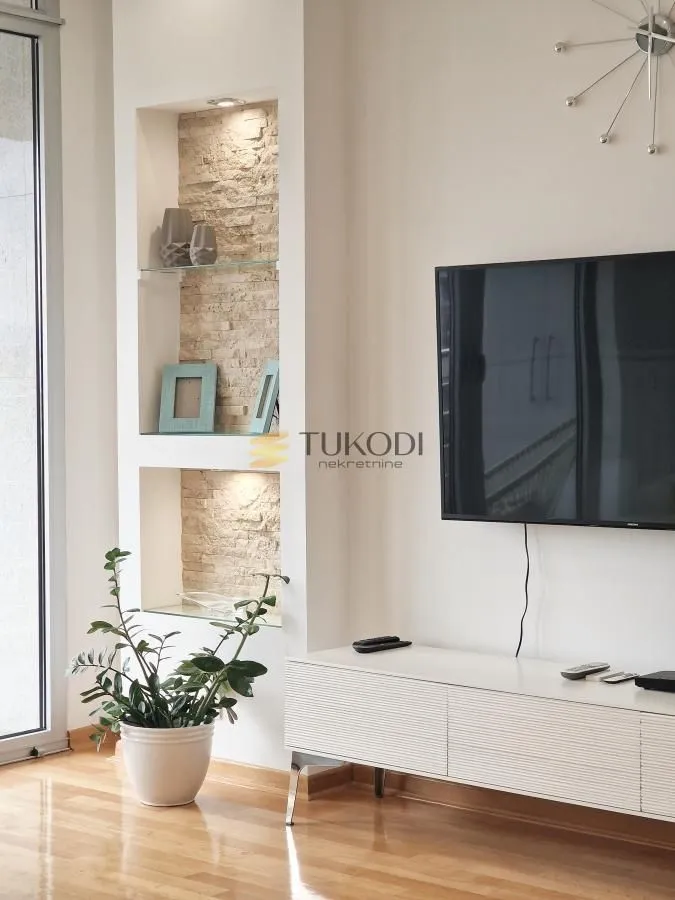 Izdavanje, trosoban stan, 105m², Centar, Novi Sad