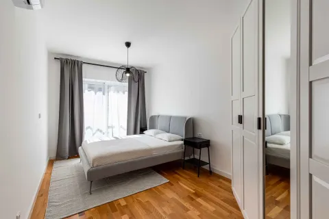 Spavaća soba sa bračnim krevetom, plakarom i prozorom sa zavjesama. - image 3