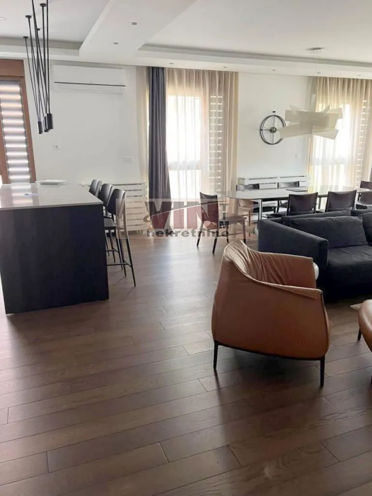 Prodaja, trosoban stan, 121m², Vračar, Šid