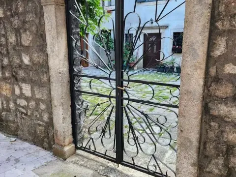 Sale, two bedroom apartment, 51m², Stari Grad Kotor, Kotor - image 3