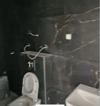 Kupatilo u izgradnji sa tamnim zidnim pločicama. - image 8