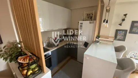 Kuhinja opremljena elementima i tehnikom, sa šankom i stolicama. - image 4