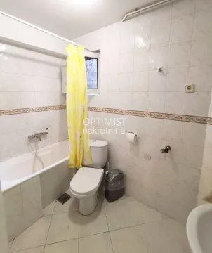 Kupatilo opremljeno kadom, wc šoljom i pločicama na zidovima. - image 8