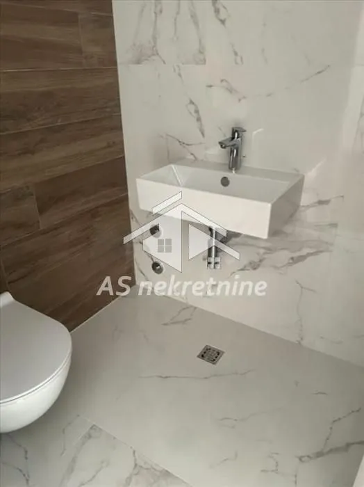 Izdavanje, trosoban stan, 71m², Čubura, Beograd