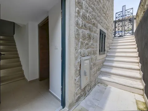 Sale, house, 250m², Kotor, Crna Gora - image 8