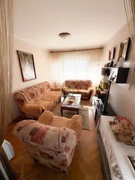 Dnevna soba sa garniturom za sjedenje, klub stolićem i televizorom. - image 2