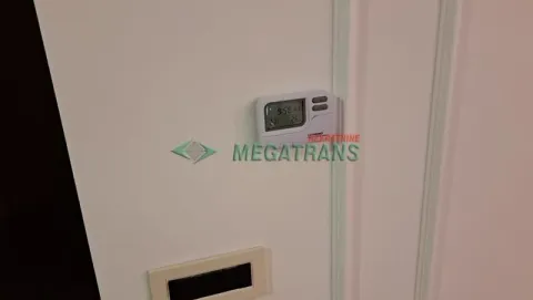 Termostat na belom zidu sa prekidačem. - image 20
