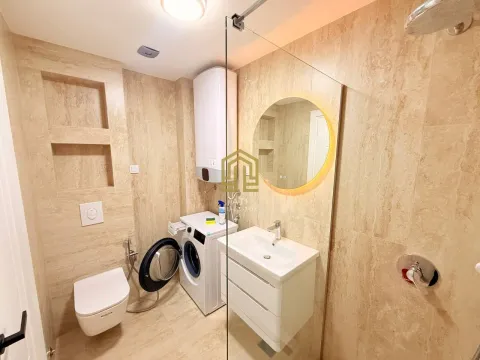 Moderno opremljeno kupatilo sa tuš kabinom, umivaonikom, veš mašinom i toaletom. - image 7