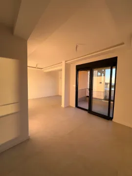 Prazan svijetli dnevni boravak sa keramičkim pločicama na podu i izlazom na terasu. - image 4