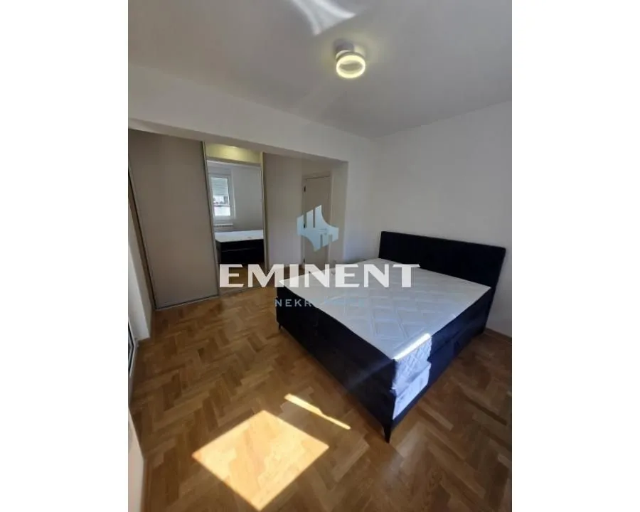 Furnished bedroom with a double bed and a built-in wardrobe.