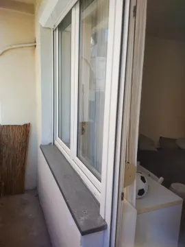 Pogled sa terase kroz otvorena balkonska vrata prema unutrašnjosti sobe. - image 13