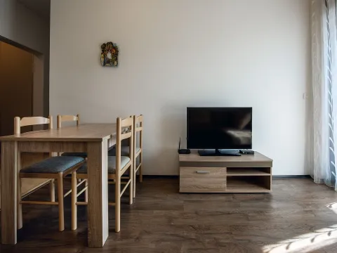 Rent, three bedroom apartment, 60m², Budva, Crna Gora - image 11