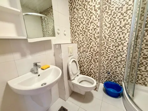 Manje kupatilo sa umivaonikom, WC šoljom i tuš kabinom. - image 9