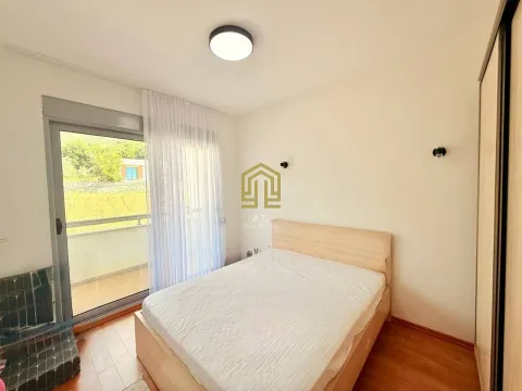 Svjetla spavaća soba sa bračnim krevetom i izlazom na terasu. - image 8