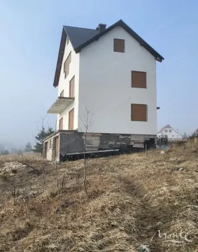 Pogled na spoljašnjost trospratne kuće u izgradnji sa okolinom. - image 4