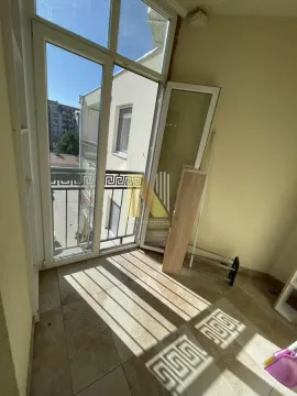 Manji zatvoreni balkon sa popločanim podom i izlazom na terasu. - image 14