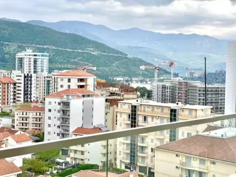 Pogled sa terase na gradski pejzaž i planine u pozadini. - image 16