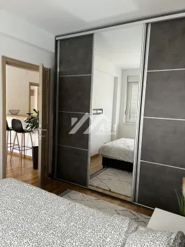 Spavaća soba sa velikim ugradnim garderoberom sa ogledalom. - image 7