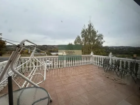 Prostrana terasa sa garniturom za sedenje i pogledom na okolinu. - image 2