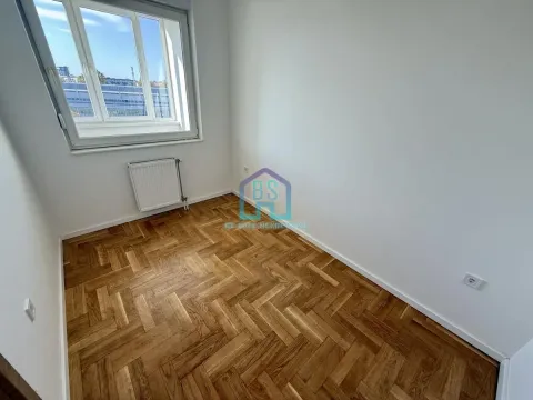 Prazna soba sa parketom i prozorom. - image 6