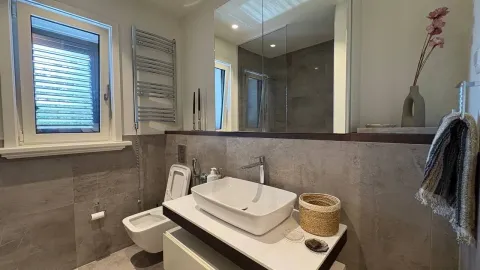 Moderne kupatilo sa umivaonikom, WC šoljom i velikim ogledalom. - image 7