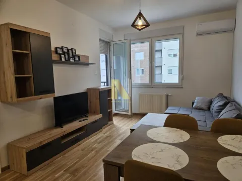 Dnevna soba sa garniturom, TV-om i trpezarijskim stolom. - image 9