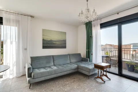 Dnevna soba sa ugaonom garniturom i izlazom na terasu. - image 9
