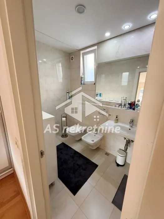 Izdavanje, četvorosoban stan, 157m², Savski Venac, Beograd