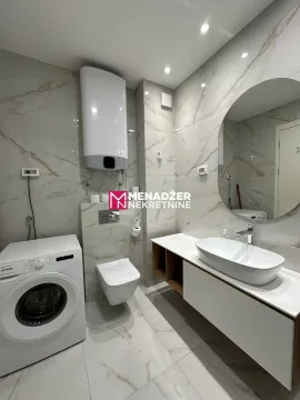 Moderne kupatilo sa umivaonikom, WC šoljom, bojlerom i veš mašinom. - image 8