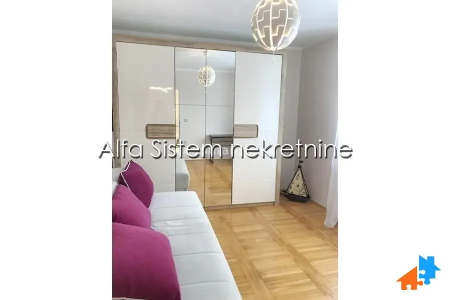 Izdavanje, trosoban stan, 72m², Savski Venac, Beograd