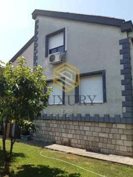 Eksterijer kuće sa dvorištem. - image 5