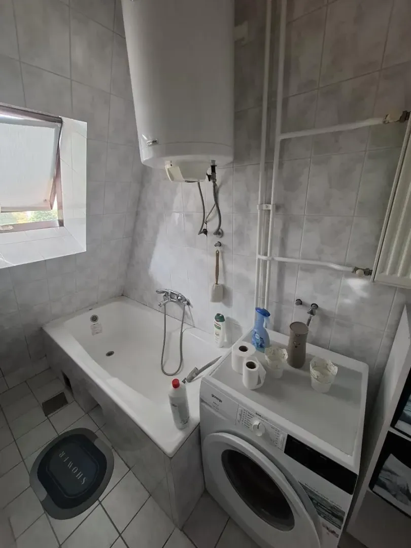 Kupatilo sa kadom, veš mašinom i bojlerom.