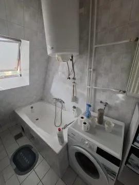 Kupatilo sa kadom, veš mašinom i bojlerom. - image 9
