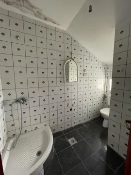 Kupatilo pod kosinom sa tuš kadom i pločicama. - image 12