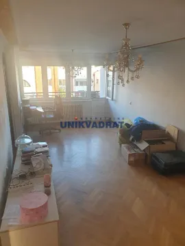 Dnevni boravak sa parketom i kutijama za selidbu. - image 9
