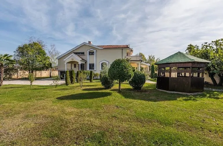 Izdavanje, kuća, 370m², Zabjelo, Podgorica