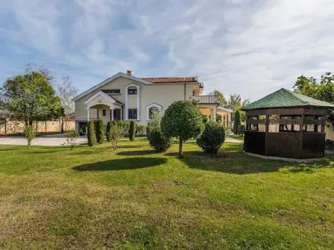 Izdavanje, kuća, 370m², Zabjelo, Podgorica - image 30