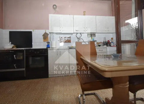Prodaja, kuća, 200m², Tološi, Podgorica - image 7