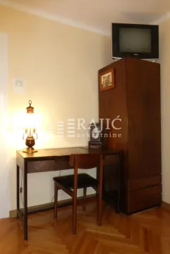 Radna soba sa drvenim stolom, stolicom i ormarom. - image 3