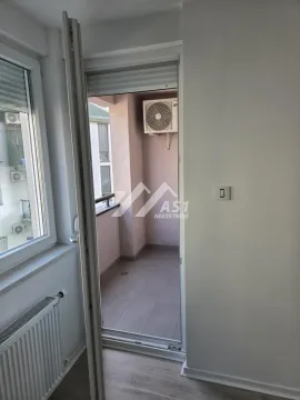 Pogled kroz otvorena balkonska vrata na terasu sa spoljnom jedinicom klima uređaja. - image 10