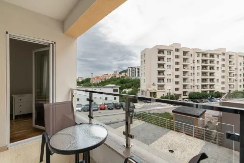 Natkriveni balkon sa stolom i stolicama i pogledom na naselje i okolne zgrade. - image 7