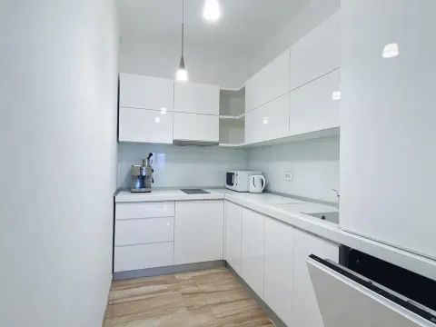 Izdavanje, dvosoban stan, 77m², Centar, Budva - image 4