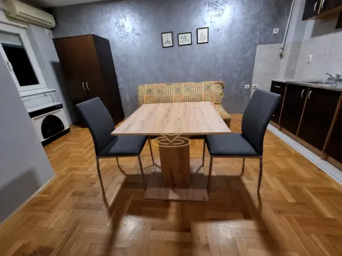 Dnevna soba sa trpezarijskim stolom i kuhinjom u uglu. - image 2
