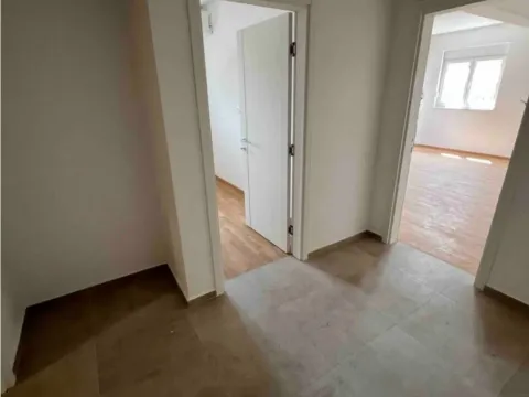 Prodaja, trosoban stan, 106m², Stari Aerodrom, Podgorica - image 6