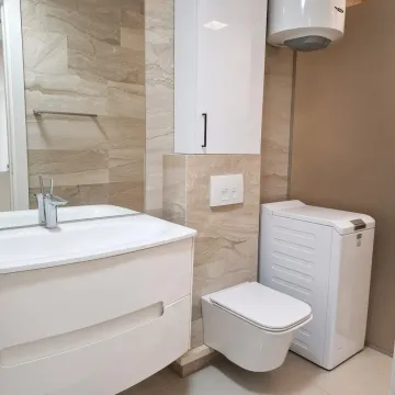 Moderno opremljeno kupatilo sa umivaonikom, WC šoljom i veš mašinom. - image 15